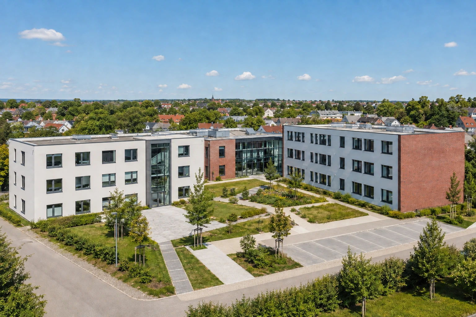 Kleiner bayerischer Bürostandort mit mehreren Gebäuden, Innenhof, Zufahrt und Grünflächen
